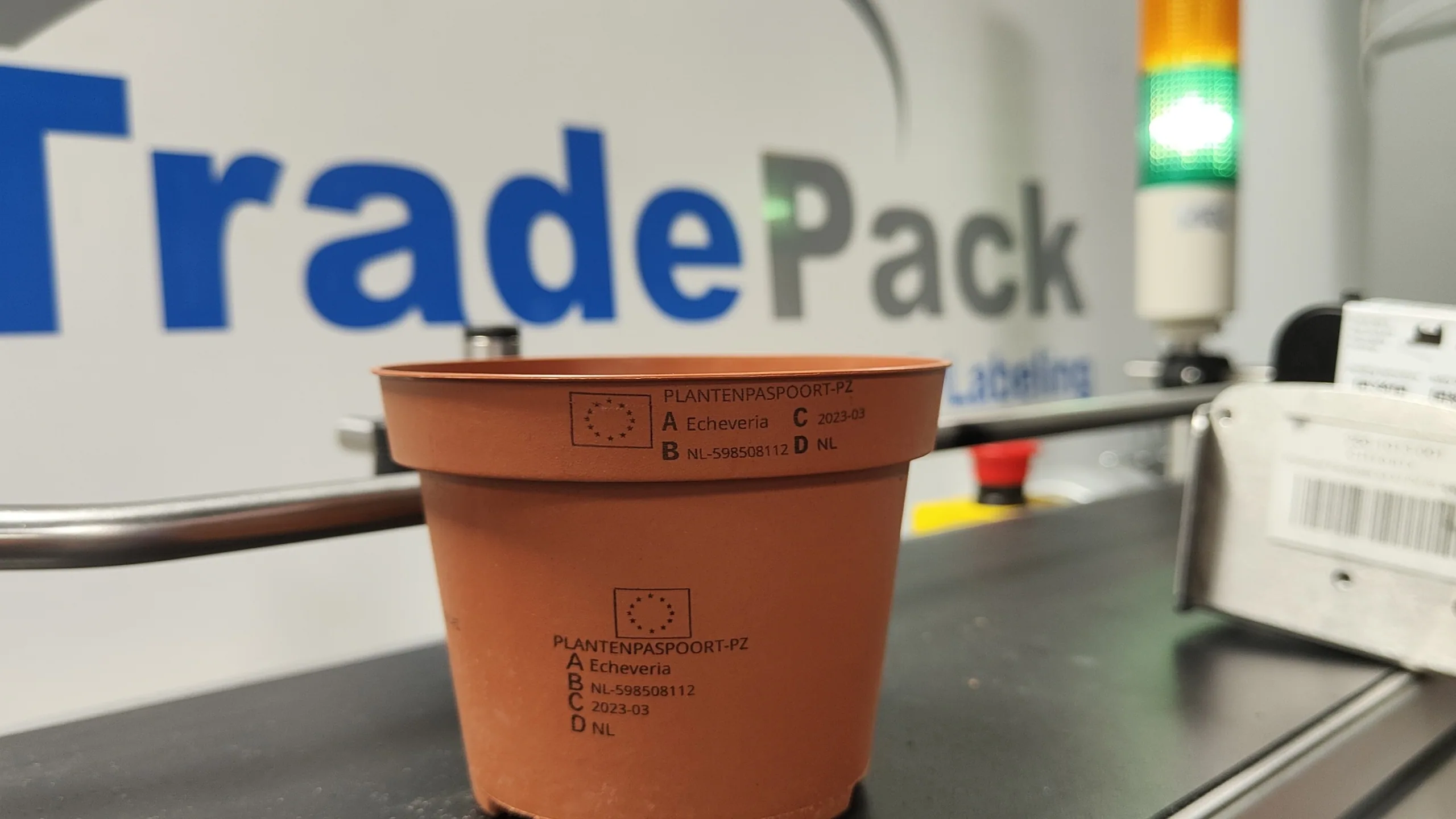 Coderen en etiketteren op plantenpotten