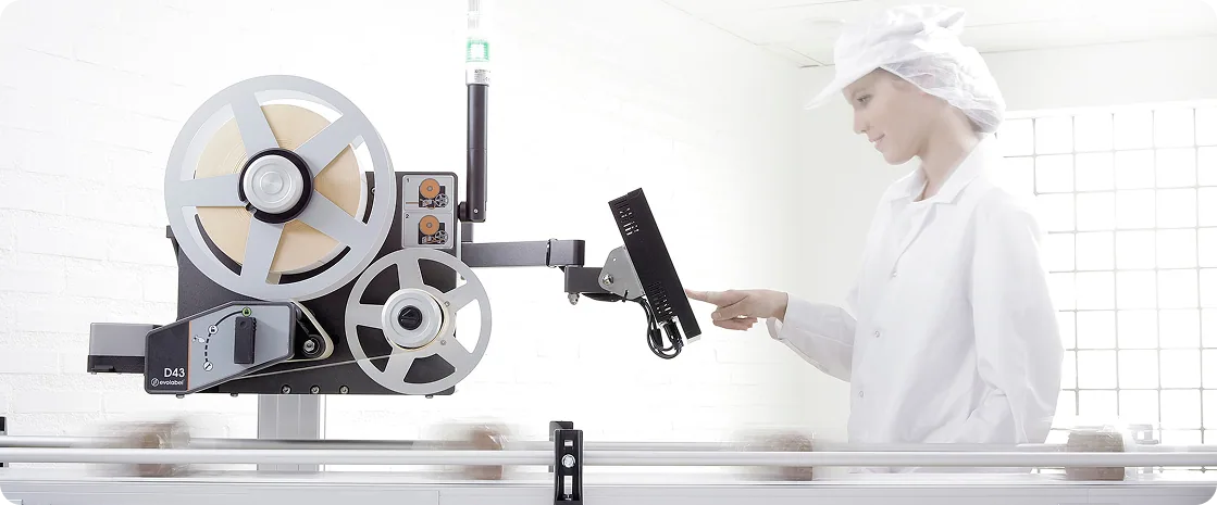Evolabel etiketteersysteem aan een productielijn met touchscreen