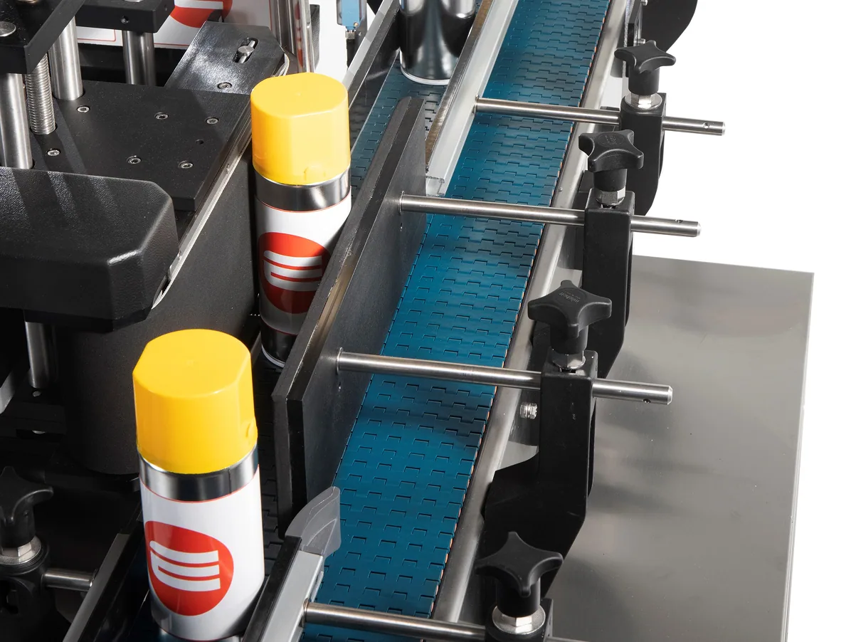 E-Packaging etiketteermachine etiketteert flessen op een transportband